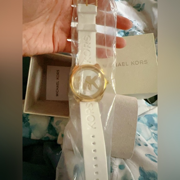 Michael Kors MK7141 42mm Gold-Tone Stainless Steel Case White Silicone Janelle - Picture 2 of 5